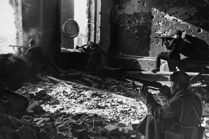 Những người lính Liên Xô chiến đấu trong nhà máy "Tháng 10 đỏ" nổi tiếng ở Stalingrad vào tháng 10 năm 1942, phía xa có một người lính Liên Xô đang cầm khẩu MP-40 của Đức. Nguồn ảnh: Theatlantics.