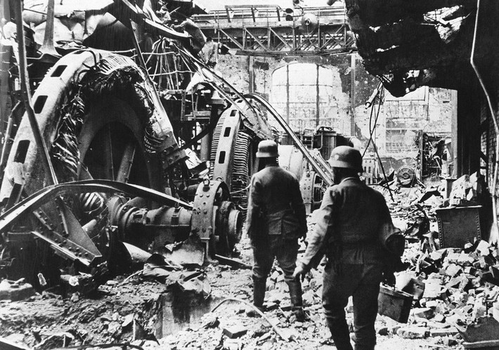 Bên trong một nhà máy ở Stalingrad hoang tàn và đổ nát sau hàng tháng trời hứng chịu bom đạn của cả hai bên dội vào. Ảnh chụp ngày 28/12/1942. Nguồn ảnh: Theatlantics.