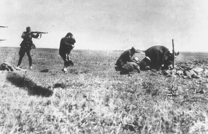 Quân Đức ở Ukraine xử tử tại chỗ những người Do Thái ở Kiev, Ukraine, 1942. Nguồn ảnh: Theatlantics.