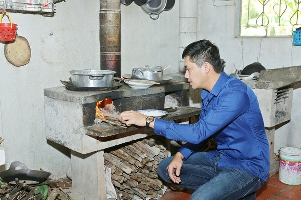 Xuất thân trong gia đình làm nông nghiệp, nên Minh Luân không hề ngại ngùng những công việc đồng áng, cho tới thổi cơm. Ảnh: Danviet.