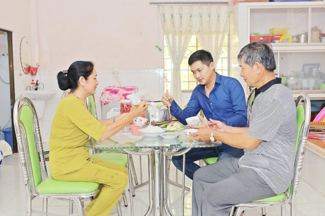 Mình Luân tự tay chuẩn bị cơm để mời bố mẹ. Ảnh: Danviet.