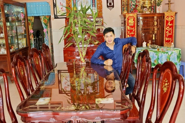 Ngôi nhà của gia đình Minh Luân ở Đồng Tháp có ba gian, được nằm trong mảnh đất rộng 3.000 mét vuông. Mỗi lần về nhà, diễn viên bộ phim "Nhà có năm nàng tiên" đều chuẩn bị quà để thăm bà con ở quê, năm nay anh cùng bố mẹ tặng một ngồi nhà trị giá 100 triệu đồng và hàng trăm món quà cho người nghèo ở quê hương. Ảnh: Danviet.