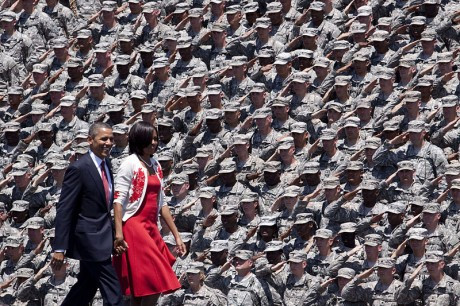 Đến ngày 20/1/2017 tới đây, Tổng thống Barack Obama chính thức kết thúc nhiệm kỳ của mình tại Nhà Trắng và toàn bộ lực lượng quân đội Mỹ cũng như quyền khai hỏa kho vũ khí hạt nhân sẽ được chuyển cho Tổng thống mới đắc cử, ông Donald Trump. Nguồn ảnh: Americandream.