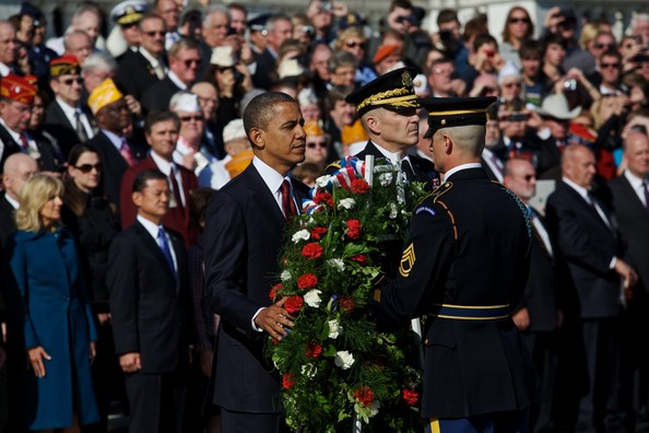 Ông Obama cũng rất biết cách quan tâm đến những gia đình có con em tử vong trong quá trình phục vụ trong quân ngũ. Dù chỉ đơn giản là hành động tưởng niệm rất giản dị cũng khiến các gia đình liệt sỹ cảm thấy ấm lòng khi họ thấy Tổng thống Mỹ, người đàn ông quyền lực nhất thế giới rơi lệ với những đóng góp của con em mình cho tổ quốc. Nguồn ảnh: Eurweb.