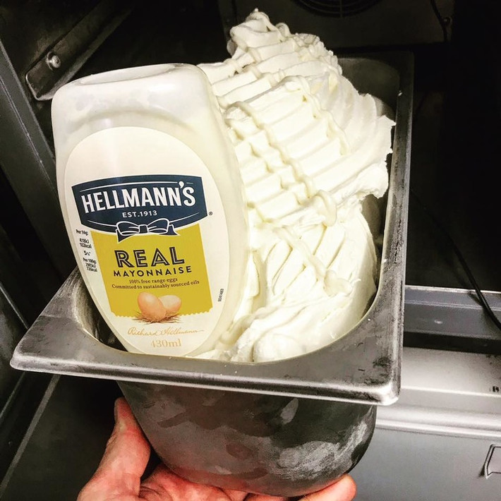 1. Kem mayonnaise: Kể từ năm 1920, hãng Hellmann’s liên tục sản xuất sốt mayonnaise. Qua năm tháng, công ty tiếp tục phát triển và sản xuất thêm một dòng sản phẩm táo bạo được làm từ mayonnaise, đó là kem mayonnaise. Thật khó để tưởng tượng hương vị của loại kem này, nhưng theo như mô tả, bạn sẽ cảm nhận được vị kem và vị trứng béo ngậy sau khi nếm thử.