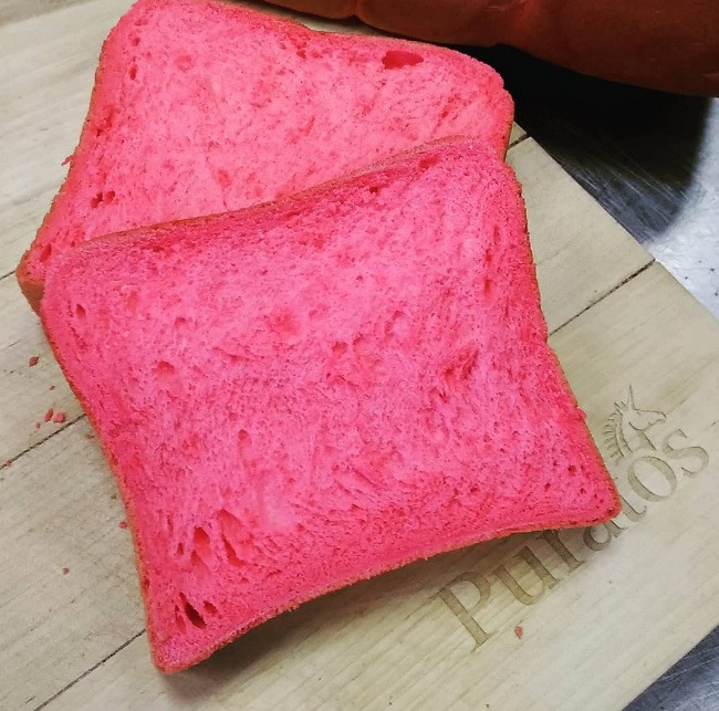 4. Bánh mì màu hồng. Để có loại bánh mì màu hồng như vậy, nhà sản xuất đã sử dụng củ cải đường để lấy màu. Bánh mì loại này chứa chất chống oxy hóa và chất chống viêm, giảm huyết áp và tăng sức dẻo dai.