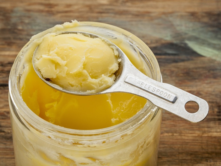 5. Bơ ghee. Đây là loại bơ sau khi chưng, bỏ cặn rồi lấy lớp chất vàng nổi lên trên. Bơ này vốn phổ biến ở Nam Á, rất có lợi cho hệ thống tiêu hóa. Đặc biệt, không giống như các loại bơ thông thường, bơ ghee có thể dùng để chiên, xào và làm bánh.
