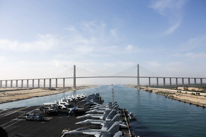 Nhóm tàu sân bay USS Abraham Lincoln với sự hỗ trợ của Không đoàn Hàm không mẫu hạm số 7, tuần dương hạm USS Leyte Gulf và ba tàu khu trục USS Mason, USS Bainbridge, USS Nitze với lực lượng tổng cộng khoàng 6000 người. Nguồn ảnh: BI.