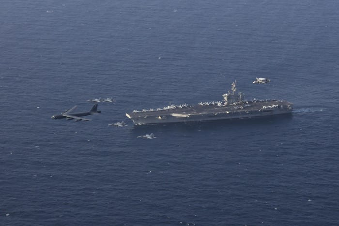 Sau khi hải trình của USS Abraham Lincoln bắt đầu, nó nhằm thẳng hướng Đại Tây Dương để tiến vào Địa Trung Hải, đón thêm tàu USS John C. Stennis "nhập hội" để gửi thông điệp cứng rắn tới phía Nga. Nguồn ảnh: BI.