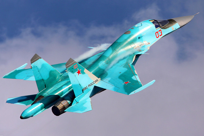 Tiêm kích bom Su-34 là loại máy bay chiến đấu được Liên Xô phát triển và Nga sản xuất. Đây là loại tiêm kích - bom tầm trung, hai ghế ngồi, hai động cơ, hoạt động được trong mọi điều kiện thời tiết. Nguồn ảnh: Rumil.