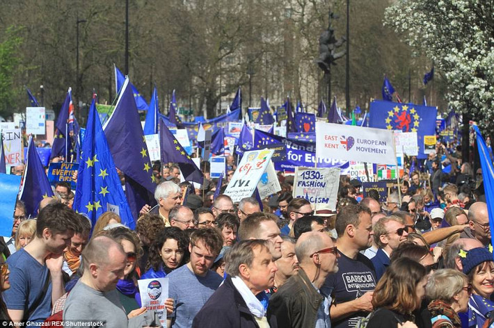 Cuộc diễu hành chống lại Brexit kéo về tận khu Westminster gần tòa nhà Quốc hội Anh. Ảnh Daily Mail