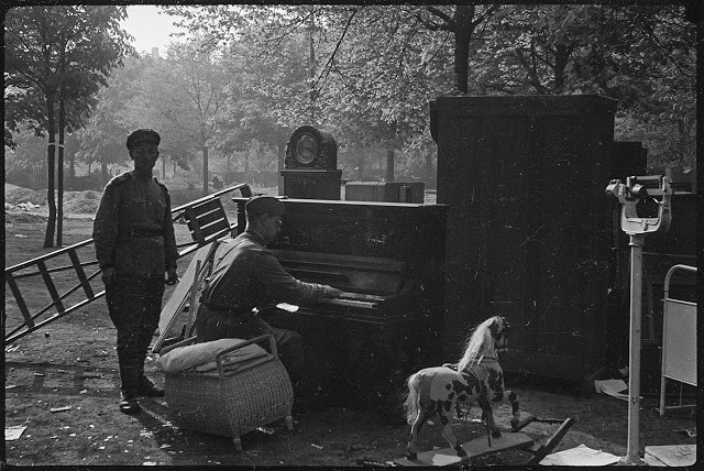 Người lính Liên Xô chơi một bản nhạc piano ở thành phố Berlin, Đức. Ảnh VT