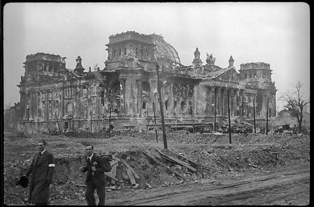 Một Tòa nhà Quốc hội ở Berlin bị tàn phá nặng nề, hầu như chỉ còn trơ bộ khung nhà. Ảnh VT