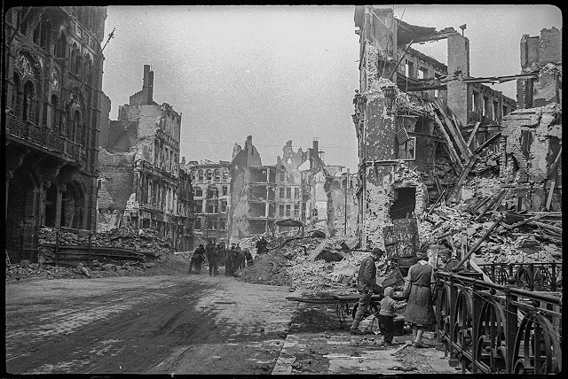 Hàng loat ngôi nhà cổ kính ở trung tâm Berlin đã đổ nát, lộ ra gạch vữa. Ảnh VT