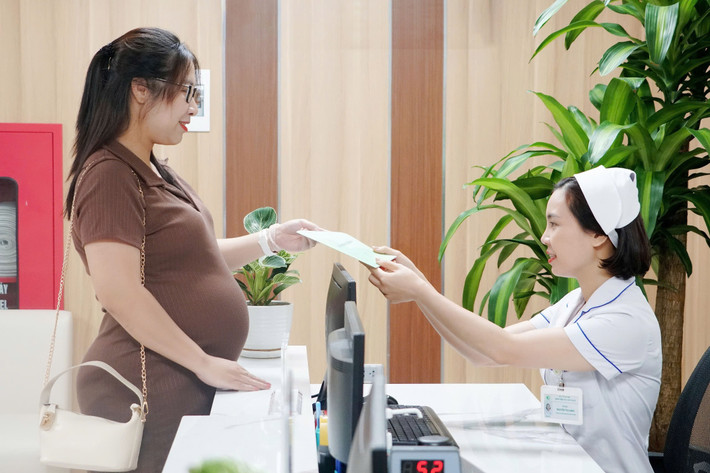Sản phụ được tiếp đón vui vẻ tại khu khám dịch vụ - Bệnh viện Phụ sản Hà Nội. Đây là 1 trong 3 cơ sở y tế đầu ngành về khám chữa bệnh Sản khoa, Phụ khoa và Vô sinh hiếm muộn tại khu vực phía Bắc. (Ảnh BVCC)