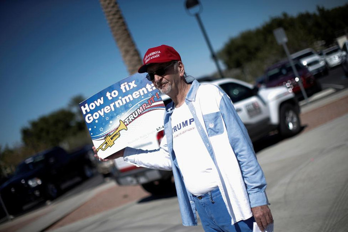 Một người giơ tấm biển ủng hộ ông Trump ở Henderson, Nevada.