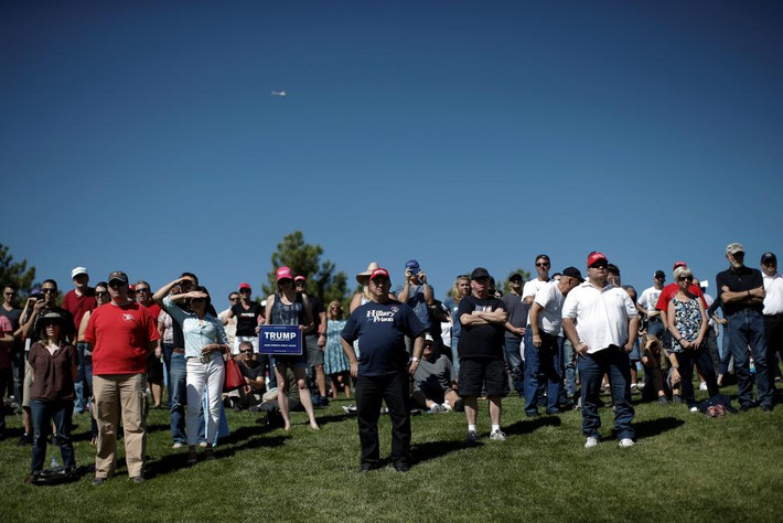 Nhóm người đang đứng chờ ông Trump tới ở Nevada hôm 5/10/2016.