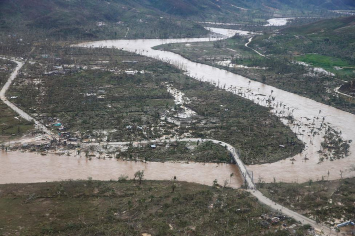 Con sông ngập tràn nước ở Haiti sau siêu bão.