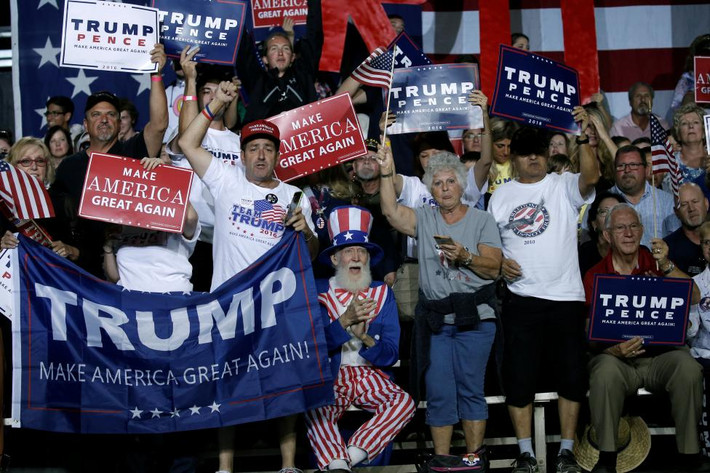 Mọi người vỗ tay rần rần ở buổi vận động của ông Trump tại Thung lũng Prescott, Arizona.