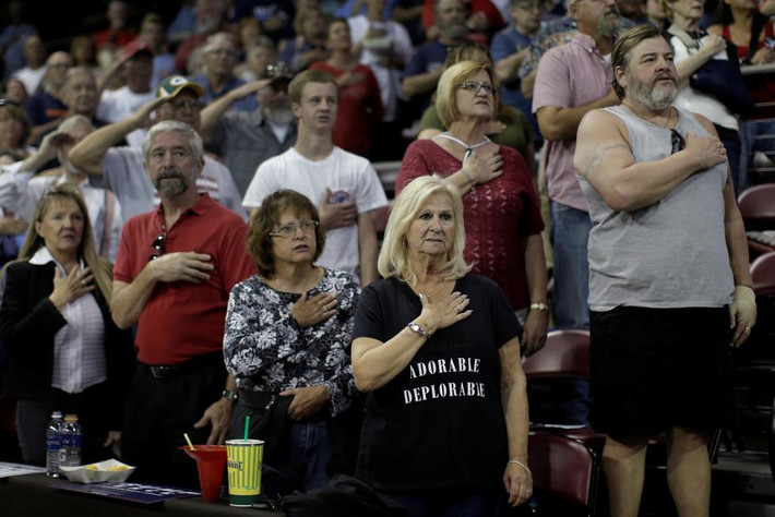 Những người ủng hộ Donald Trump đang thực hiện nghi thức trong một cuộc mit-tinh ở thung lũng Prescott, Arizona.