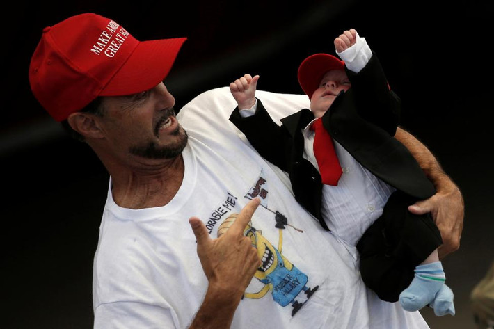 Ông bố đưa cậu con ăn vận bảnh bao đi cùng trong một lần tới cổ vũ cho ông Trump.
