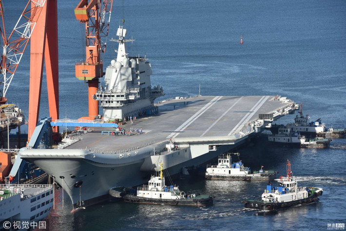 So với tàu sân bay Liêu Ninh, Type 001A có nhiều điểm cải tiến vượt bậc trong đó có hệ thống cầu nhảy được thiết kế với độ dốc thấp hơn kèm theo đó là hệ thống dẫn động, động cơ hiện đại hơn. Nguồn ảnh: Sina.