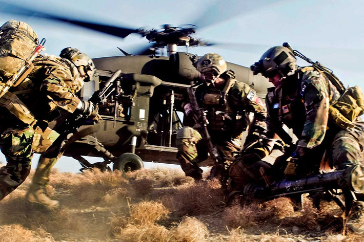 Ngoài ra, UH-60 còn có thể được trang bị các pod hoả lực bao gồm súng máy 7,62mm, 12,7mm hoặc thậm chí là pháo 20mm, 30mm. Nguồn ảnh: QQ.