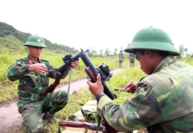 Ngành quân giới của ta tới nay đã có thể tự sản xuất 100% khẩu súng phóng lựu M79 nội địa, trong đó bao gồm cả khả năng trang bị thêm kính ngắm quang học cho súng - thay vì sử dụng thước ngắm kiểu cổ. Nguồn ảnh: Vietbao.