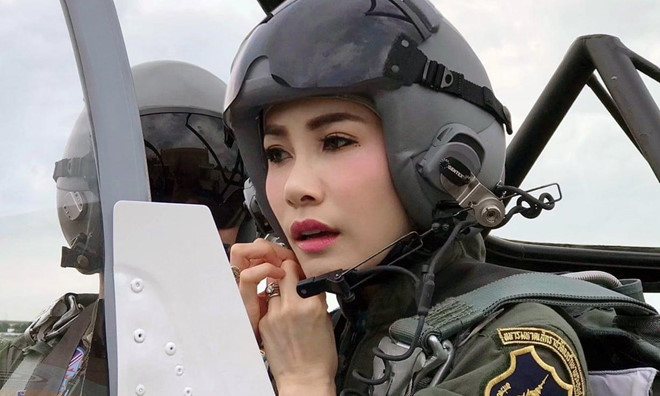 Văn phòng Hoàng gia Thái Lan vừa công bố những hình ảnh hiếm về Hoàng quý phi Sineenat Wongvajirapakdi của quốc gia này và cho thấy bà là một người được đào tạo quân sự rất bài bản với kỹ năng không thua kém gì một đặc nhiệm tinh nhuệ. Nguồn ảnh: Văn phòng Hoàng gia Thái Lan.