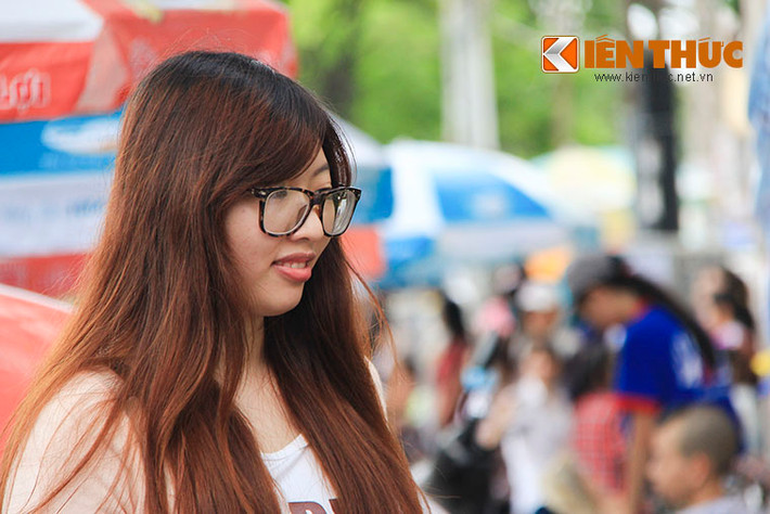 Nữ sinh e lệ trước trường thi.