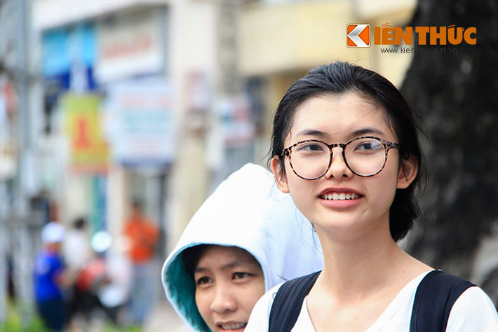 Kì thi THPT Quốc gia - Tuyển sinh 2015 vừa qua có rất nhiều thí sinh nữ với khuôn mặt dễ thương. Nét xinh xắn của những "hot girl" này tạo nên "hương sắc" nhẹ nhàng cho kỳ thi đầy căng thẳng.