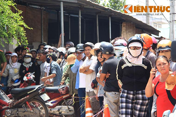 Bên ngoài, rất đông người dân hiếu kỳ tập trung kín hai bên đường theo dõi vụ việc. Ảnh: Thiên Dũng.