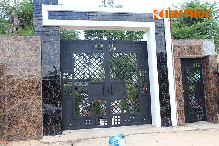 Trước đó, vào rạng sáng 7/7, tại trụ sở công ty chế biến gỗ Quốc Anh là nơi ở của gia đình nói trên do ông Lê Văn Mỹ (48 tuổi, nạn nhân) làm chủ. Một nhóm đối tượng đã đột nhập vào nhà anh Mỹ, bắt 6 người có mặt trong nhà bị trói vào 3 cái cột ở 3 phòng riêng biệt rồi giết dã man từng người. Ảnh chụp cổng trụ sở Công ty chế biến gỗ Quốc Anh. Ảnh: Thiên Dũng.