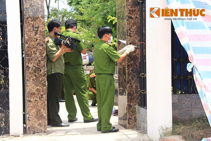 Các cơ quan chức năng đang khám nghiệm hiện trường vụ thảm sát kinh hoàng ở Bình Phước gia đình ông Mỹ, chủ Công ty chế biến gỗ Quốc Anh bị giết tại ấp 2, xã Minh Hưng (huyện Chơn Thành, Bình Phước). Ảnh: Thiên Dũng.