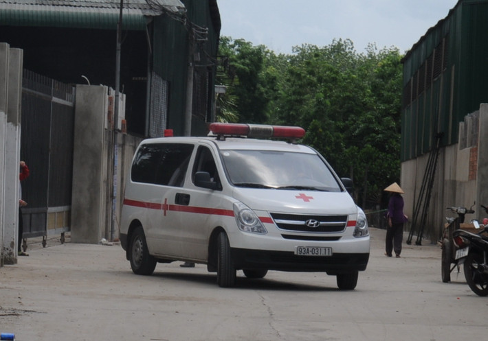 Lúc 13h30, một xe cứu thương bắt đầu đưa thi thể nạn nhân ra ngoài.