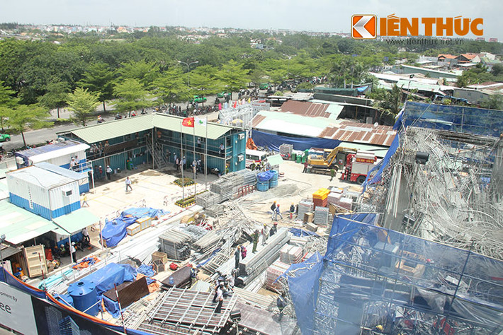 Ghi nhận thực tế tại hiện trường cho thấy, đến 14h30, công tác tìm kiếm nạn nhân bị mắc kẹt trong đống đổ nát của vụ sập giàn giáo ở TP HCM xảy ra tại công trình tòa nhà 17 tầng đang xây dựng nằm trên đường Nguyễn Văn Linh (quận 7, TP HCM) vẫn diễn ra.