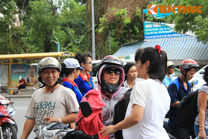 Các thí sinh tham dự kì thi THPT Quốc gia - Tuyển sinh 2015 trong điều kiện thời tiết nắng nóng. Tuy nhiên, nhiều hình ảnh cảm động trong các buổi thi như xua tan cái nóng gay gắt.