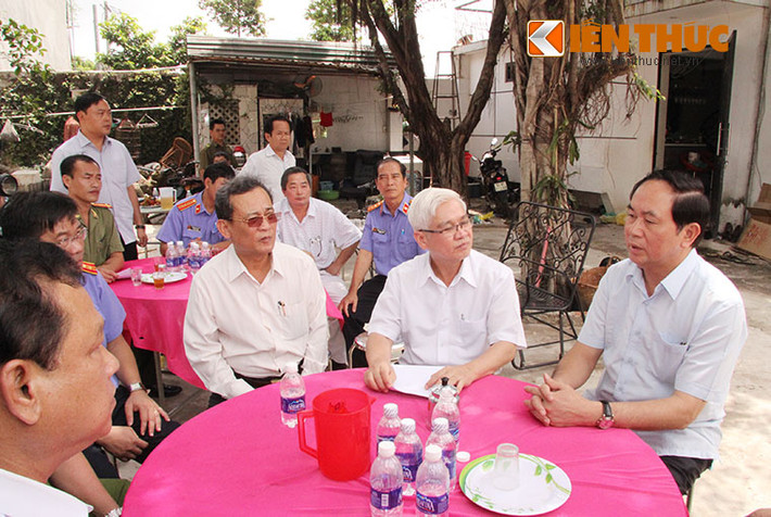 Tại hiện trường, Đại tướng yêu cầu các đơn vị nghiệp vụ phải nhanh chóng truy bắt được hung thủ.