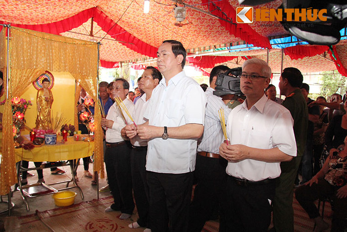 Đồng thời, Đại tướng Trần Đại Quang cũng đã vào thắp hương phúng điếu và động viên, chia buồn cùng người thân của các nạn nhân.