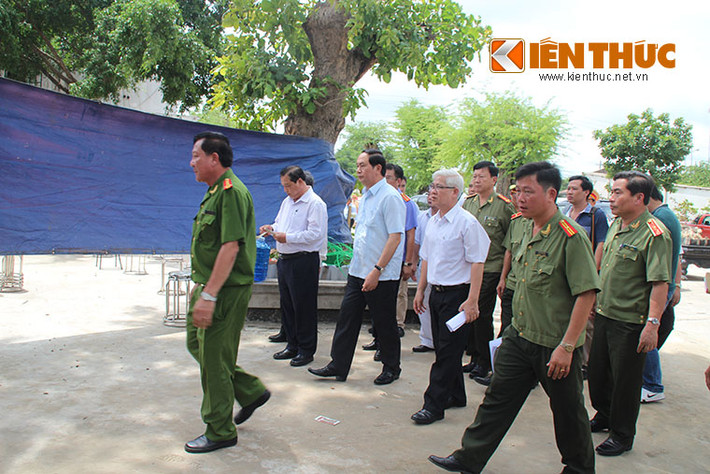 Sau khi làm việc xong, đúng 11h Bộ trưởng dẫn đầu đoàn công tác trực tiếp đi xuống hiện trường vụ thảm sát khiến 6 người bị giết chết tại Công ty Quốc Anh (ấp 2, xã Minh Hưng, huyện Chơn Thành, Bình Phước) để chỉ đạo công tác điều tra.