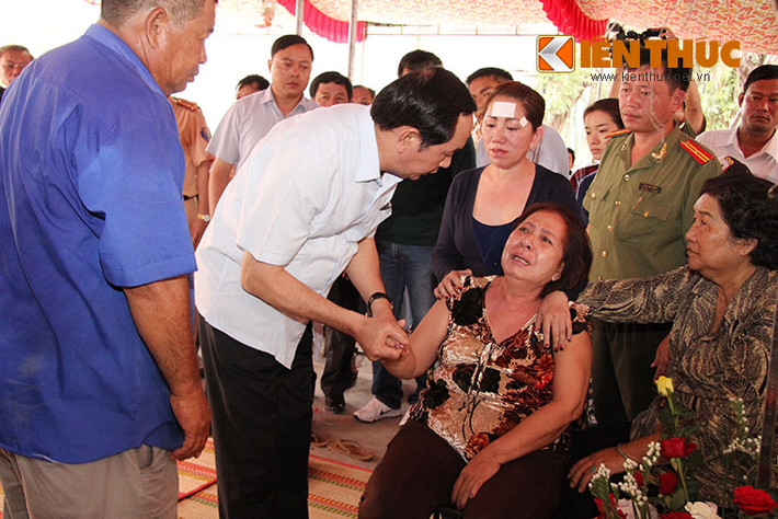 Không khí tang thương bao trùm lấy cả khu vực này.