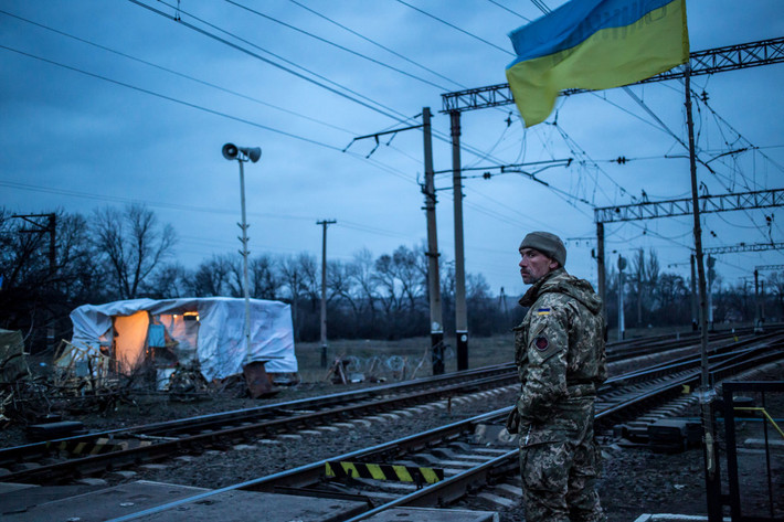 Chỉ huy nhóm người tổ chức chặn đoàn tàu chở than từ miền đông Ukraine đang đứng gác khi màn đêm buông xuống. Ảnh USN
