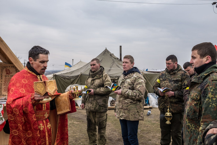 Các nhà hoạt động xã hội và cựu binh Ukraine cầu nguyện ở Bakhmut. Ảnh USN