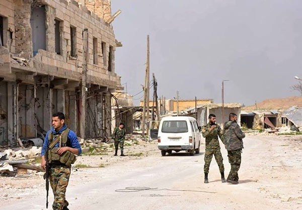 Những hình ảnh binh sỹ Syria tuần tra trên một con đường tan hoang, vắng bóng người ở thành phố Deir Hafer mới được giải phóng khỏi phiến quân IS hồi tuần trước. Ảnh FNA