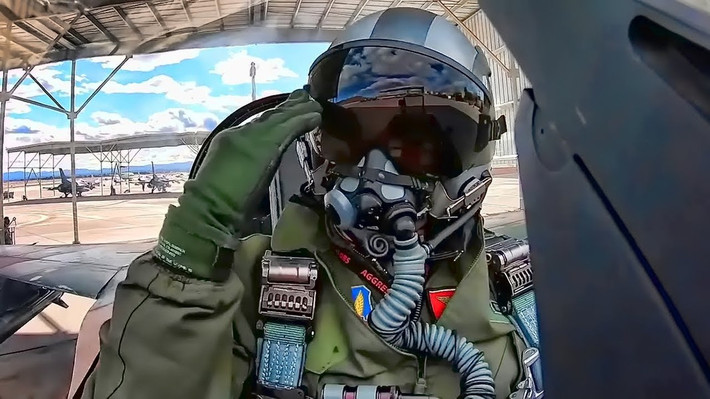 Với lượng nhiên liệu khiêm tốn, phi công Lee đã điều khiển chiếc F-16 một cách nhẹ nhàng đẩy tốc độ của nó lên Mach 1, Mach 1,3, Mach 1,4... ở độ cao cần thiết.