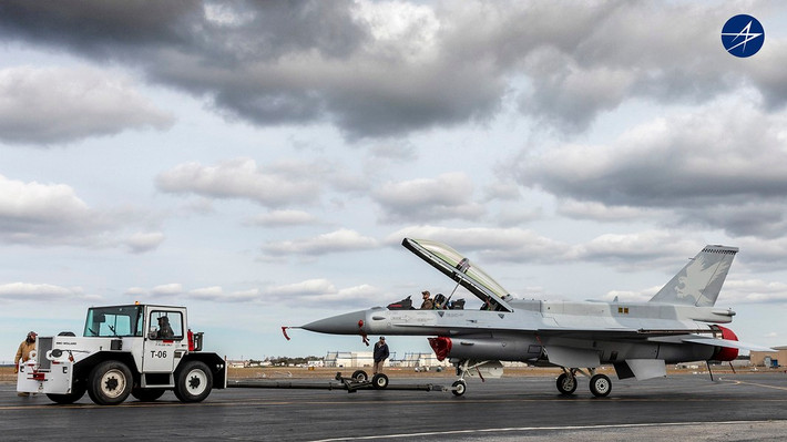 Động cơ của F-16 mặc dù tạo ra lực đẩy mạnh nhưng không thể vượt qua lực cản gia tăng ở tốc độ Mach 1,9. Lực đẩy từ động cơ phải lớn hơn lực cản để máy bay duy trì hoặc tăng tốc độ.