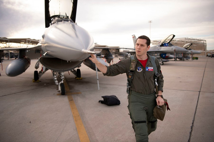 Theo viên phi công, chiếc tiêm kích F-16 nói trên vừa trải qua quá trình đại tu, máy bay không được trang bị vũ khí, mang theo lượng nhiên liệu tối thiểu, chỉ đủ cho 1 giờ hoạt động.