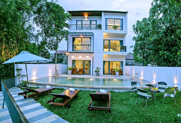 Đồng thời, cây cối còn giúp bạn loại bỏ các loại cây héo úa sẽ hút nguồn năng lượng từ ngôi nhà, đảm bảo rằng mình loại bỏ bất kì cái cây nào đã chết hoặc sắp chết, kẻo ảnh hưởng tới con đường tài lộc trong nhà bạn. Dù cây xanh rất tốt cho phong thủy nhưng không nên trồng cây có tán lớn, rậm rạp trước cửa nhà vì sẽ khiến khoảng không phía trước u tối, ngăn ánh sáng tự nhiên vào cửa chính và khuất tầm nhìn của bạn. Khi bạn chọ trồng cây lớn trước cửa, hãy chú ý việc cắt tỉa tán lá để tạo không gian thông thoáng trước nhà.