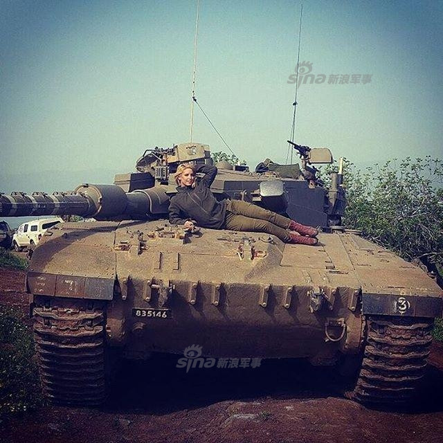 Những nữ quân nhân Israel này vẫn luôn có vẻ ngoài đầy nữ tính và sẵn sàng "tạo dáng" bất cứ lúc nào máy ảnh lia vào. Nguồn ảnh: Sina.