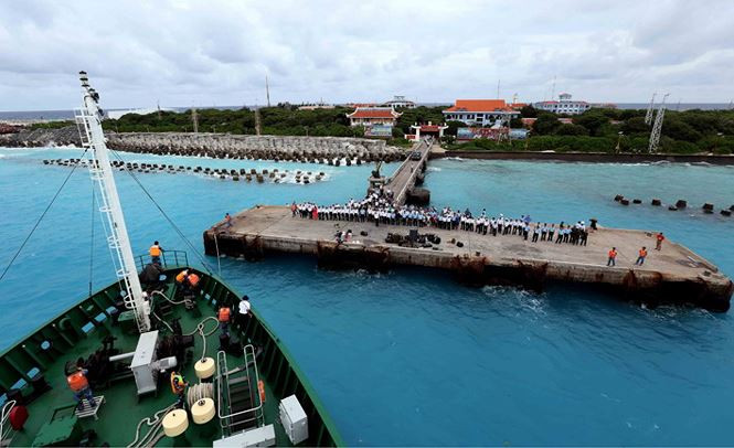 Triển lãm trưng bày gần 150 bức ảnh được chắt lọc trong hàng chục ngàn tấm phim, file trong tư liệu của các phóng viên TTXVN và một số tư liệu của các đồng nghiệp.